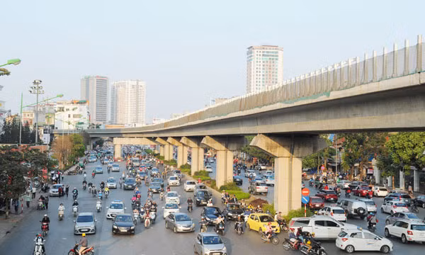 Xăng tăng giá, cước vận tải cũng khó giữ nguyên.