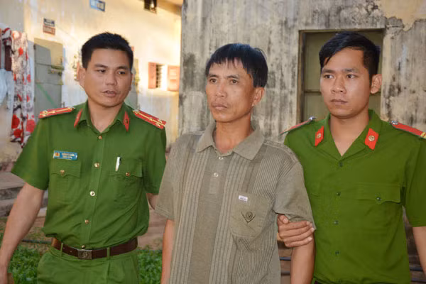 Cơ quan CSĐT Công an huyện Chư Pah (Gia Lai) thi hành lệnh bắt, tạm giam các đối tượng phá rừng.