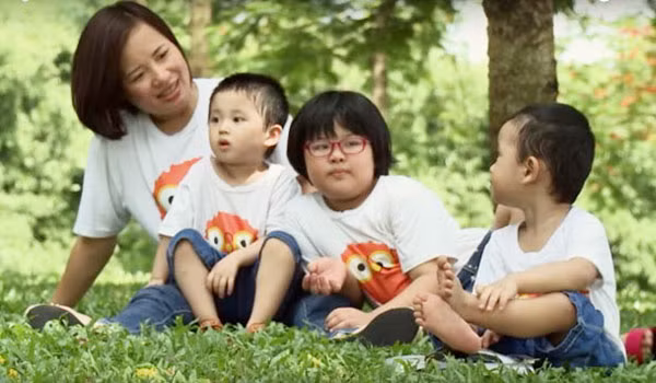 Mẹ con chị Hoàng Thị Kim Dung trong phim “Mầm sống”.