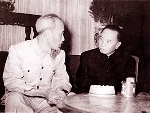 Bác Hồ và đồng chí Trường Chinh.