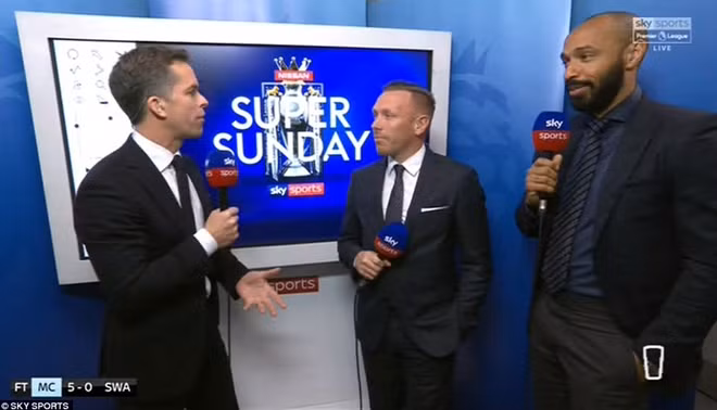 Trong đường hầm sân vận động cựu danh thủ Thierry Henry tham gia một buổi bình luận do Sky Sport tổ chức. Trận đấu kết thúc với chiến thắng hủy diệt 5-0 của thày trò Guardiola. Ảnh: SkySport.