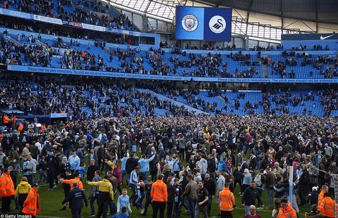 Cổ động viên Man City đã tràn xuống sân Etihad ăn mừng ngay sau khi trận đấu với Swansea kết thúc vào chiều chủ nhật 22-4(giờ Anh)