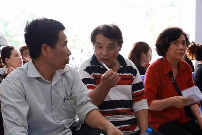 Mọi người tập trung để các đại lý để bổ sung thông tin bởi lo ngại thuê bao sẽ bị chặn sau ngày 24 nếu không đủ thông tin cá nhân.