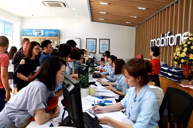 Bên trong một đại lý của Mobifone trên đường Nguyễn Chí Thanh đông nghịt người đến đăng ký.