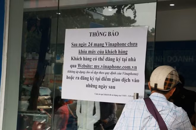 Tuy nhiên, theo nội dung Nghị định 49/2017 thì sau ngày 24 các nhà mạng phải thông báo bổ sung thông tin tới khách hàng. 15 ngày sau khi khách hàng nhận được thông báo mà không tới bổ sung thông tin thì thuê bao mới bị chặn.