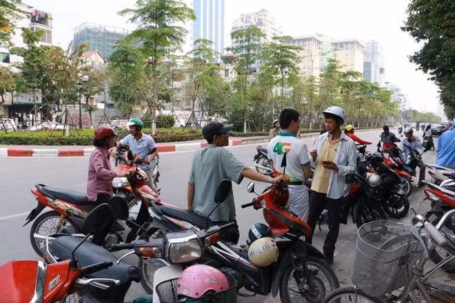 Có những thông báo rõ ràng nhưng tính tới cuối giờ chiều nay(23-4), vẫn có rất đông người dân tập trung đến các cửa hàng của các nhà mạng để đăng ký thông tin. Trong ảnh người dân tập trung bên ngoài một cửa hàng của Viettel trên đường Liều Giai.