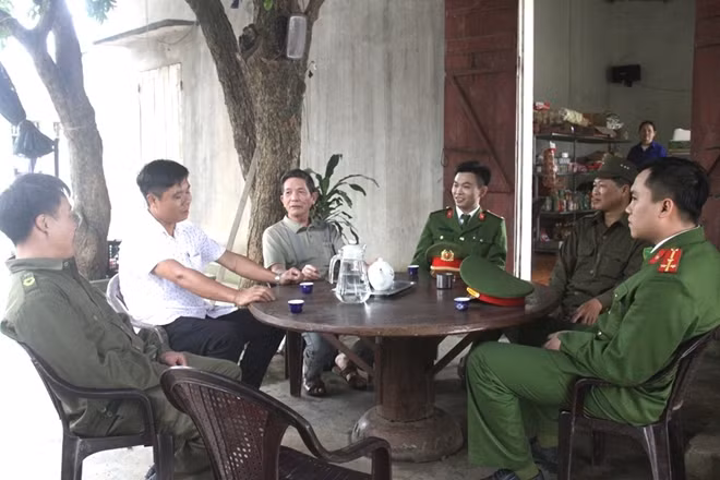 Công an xã Văn Phú đến nhà vận động người dân không uống rượu bia khi tham gia giao thông.