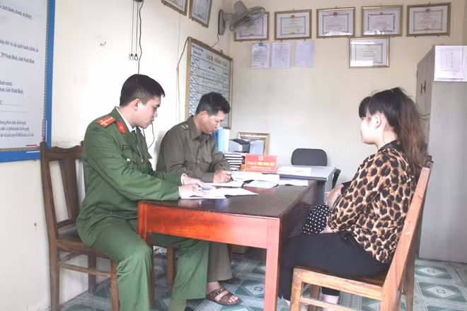 Thượng úy Đinh Ngọc Ngà giải quyết thủ tục hành chính cho người dân trong xã.