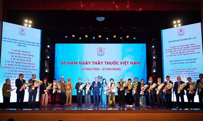 Thủ tướng tặng và truy tặng kỷ niệm chương cho các Giáo sư, Phó Giáo sư, Tiến sĩ trong ngành y tế. Ảnh: VGP/Quang Hiếu