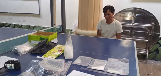 Đối tượng Phạm Văn Vũ và tang vật.