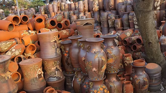 Nhiều hộ buôn đồ sứ tại Tứ Liên cũng nhạy bén nhập về rất nhiều loại lọ sành có thể dùng để trồng quất bon sai với đủ loại và hình dáng khác nhau.