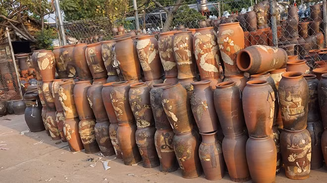 Do lượng quất Bonsai được trồng tăng lên nhu cầu về lọ sành cũng tăng.