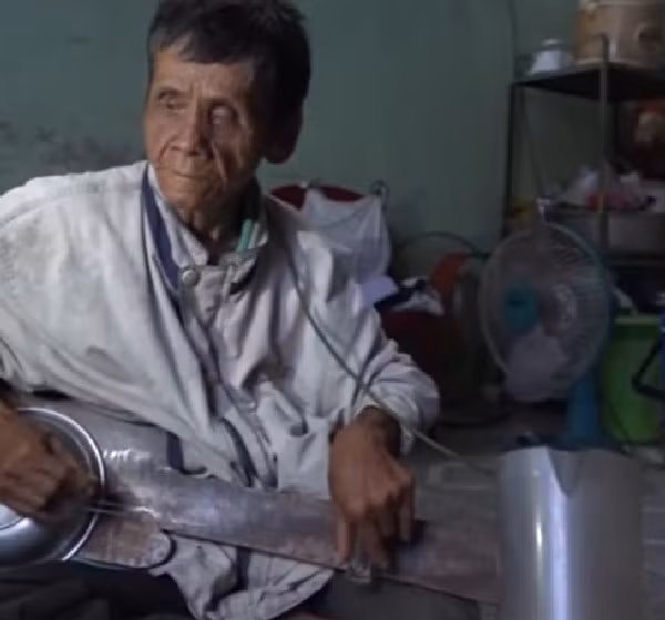 Tiếng đàn của ông lay động lòng người bởi âm thanh da diết.