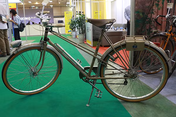 Anh Mạnh cho biết đã bỏ ra 3.000 USD để mang chiếc xe về Việt Nam từ bên Pháp .