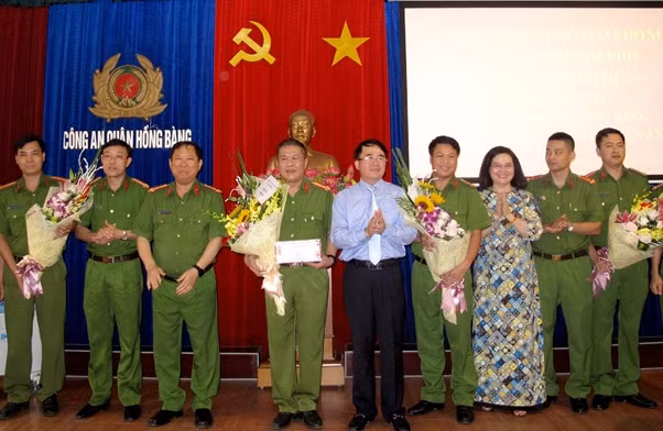Phó Chủ tịch UBND và lãnh đạo CA thành phố khen thưởng Ban chuyên án CA quận Hồng Bàng