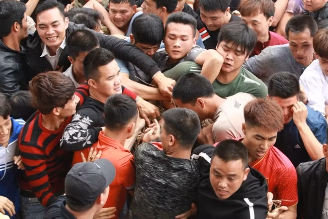 Nhiều người dẫm đạp, nhảy lên người nhau để giành giật. Chiếu giữa được chú ý hơn cả vì người dân ở đây quan niệm nó mang lại nhiều may mắn, khả năng đẻ con trai cao hơn.