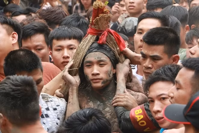 Các "Bụt" được hộ tống về lại đình Làng.