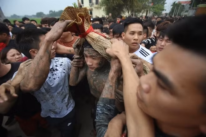 Sau đó, các "Bụt" được trùm chiếu lên người.