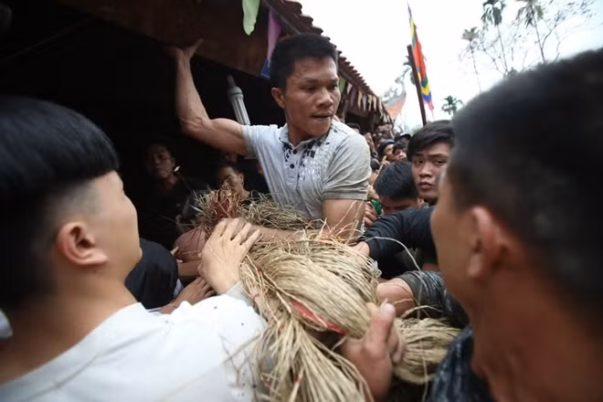 Ai cũng có được vài sợi chiếu hy vọng để cầu may cho cả năm.
