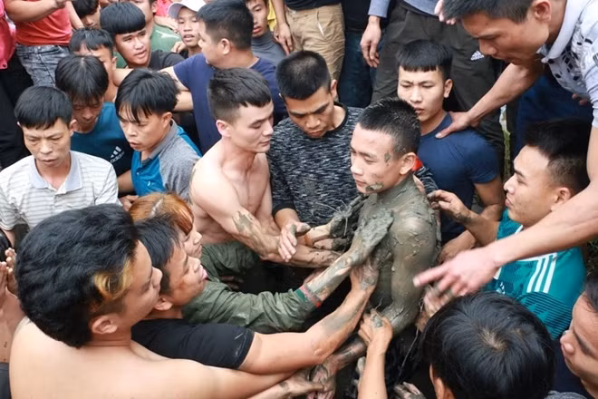 Sau đó các "Bụt" được trát bùn kín toàn thân,