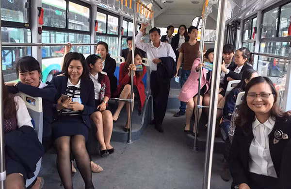 Từ người già, người khuyết tật, đến công chức đều hào hứng đi thử buýt nhanh BRT.