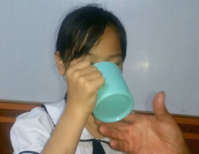 Cháu Phương Anh tả lại việc bị phạt uống nước vắt từ giẻ lau bảng