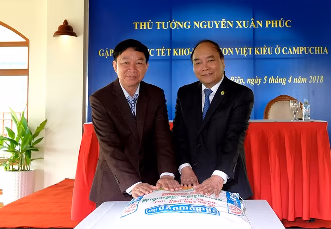 Thủ tướng tặng quà cho bà con Việt kiều ở Campuchia. Ảnh: VGP/Quang Hiếu
