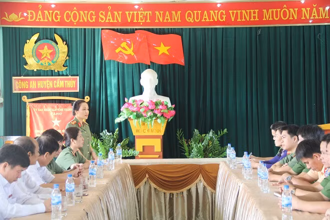 Thượng tá Nguyễn Thúy Quỳnh, Phó Tổng Biên tập Báo CAND phát biểu tại buổi trao quà cho 5 cán bộ chiến sĩ Công an huyện Cẩm Thủy tận tụy giúp dân chống lũ.
