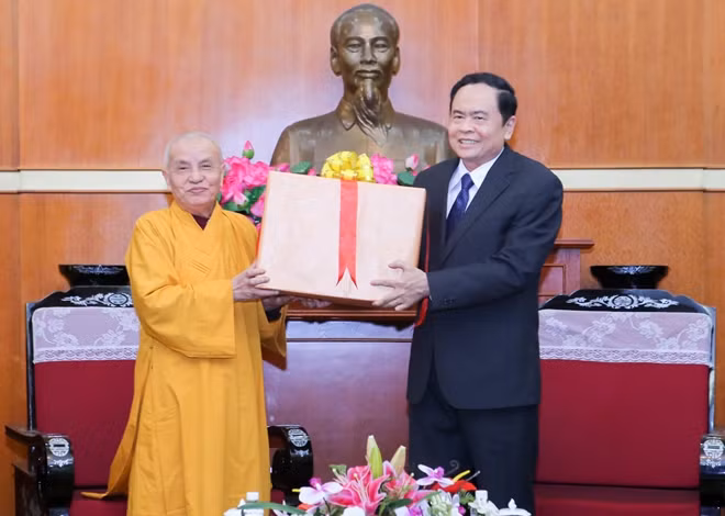 Phó Pháp chủ GHPG Việt Nam, Hòa thượng Thích Thanh Dũng tặng quà cho UBTƯ MTTQ Việt Nam.