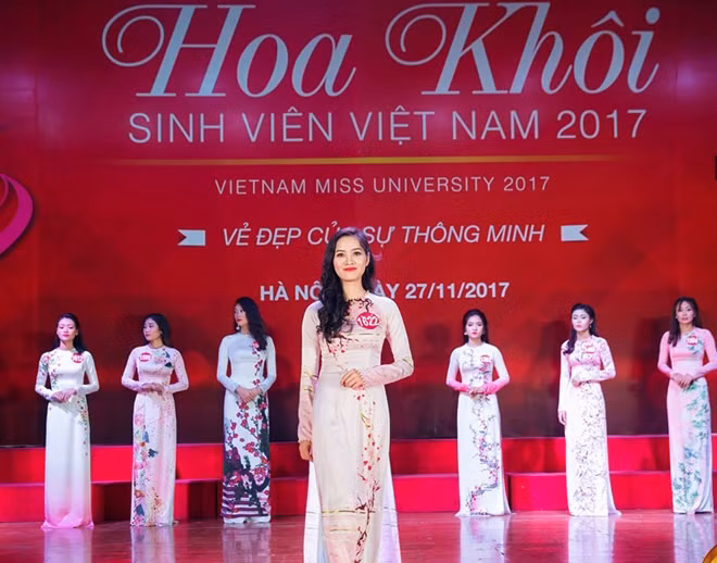 Nữ sinh tươi tắn trong tà áo dài.