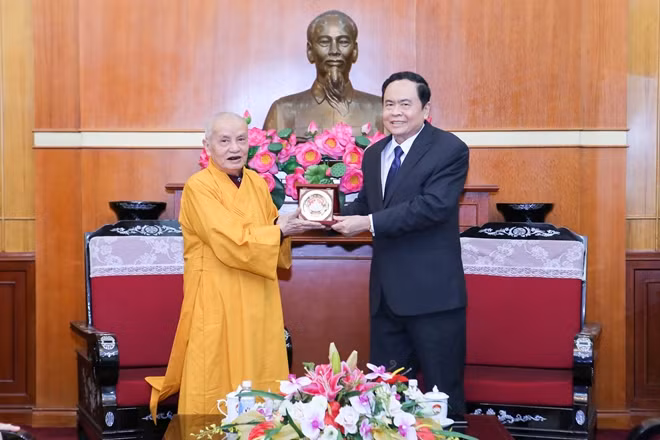 Chủ tịch UBTƯ MTTQ Trần Thanh Mẫn tặng kỷ niệm chương cho Phó Pháp chủ GHPG Việt Nam, Hòa thượng Thích Thanh Dũng.