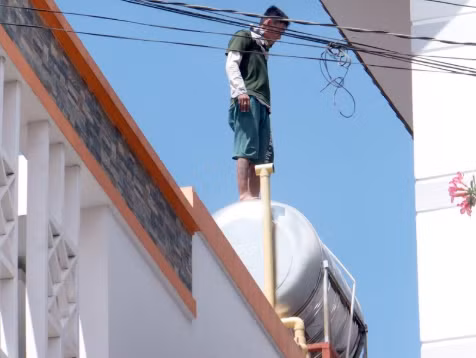Một đối tượng có biểu hiện “ngáo” ma túy đi trên nóc nhà. Một đối tượng có biểu hiện “ngáo” ma túy đi trên nóc nhà.