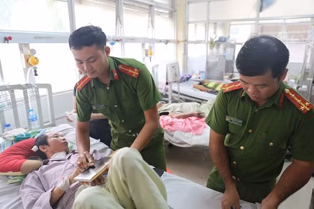 Cán bộ Công an tỉnh Đắk Nông làm chứng minh nhân dân cho anh Trần Xuân Thúy tại Bệnh viện Đa khoa tỉnh Bình Dương.