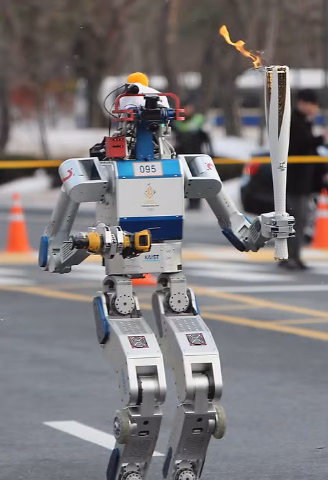 Robot lần đầu tiên tham gia rước đuốc tại Olympic.