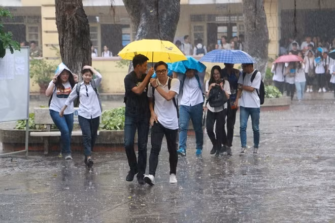 Đúng 10h30 ngày 27-6, các thí sinh kết thúc ba môn thi KHXH, đúng lúc này trời mưa to.