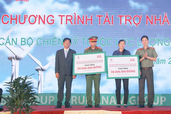Thiếu tướng Phạm Văn Miên, Tổng Biên tập Báo CAND cùng lãnh đạo Trungnam Group tặng nhà tình nghĩa cho cán bộ, chiến sĩ Công an tỉnh Ninh Thuận.
