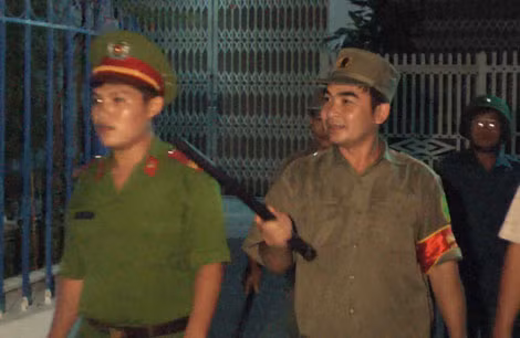 Anh Lê Minh Thoa trong đêm tuần tra. Anh Lê Minh Thoa trong đêm tuần tra.