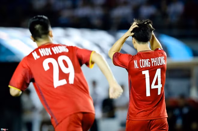 Công Phượng tỏ ra vô cùng tiếc nuối với cơ hội bị bỏ lỡ ở cuối trận đấu với Philippines. Ảnh: Zing.