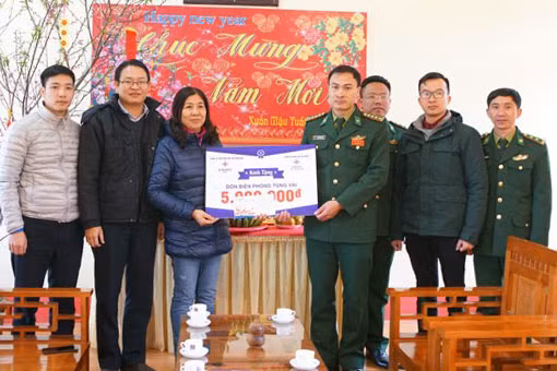 Đoàn tình nguyện công ty NGC trao món quà cho đồn Biên phòng Tùng Vài.