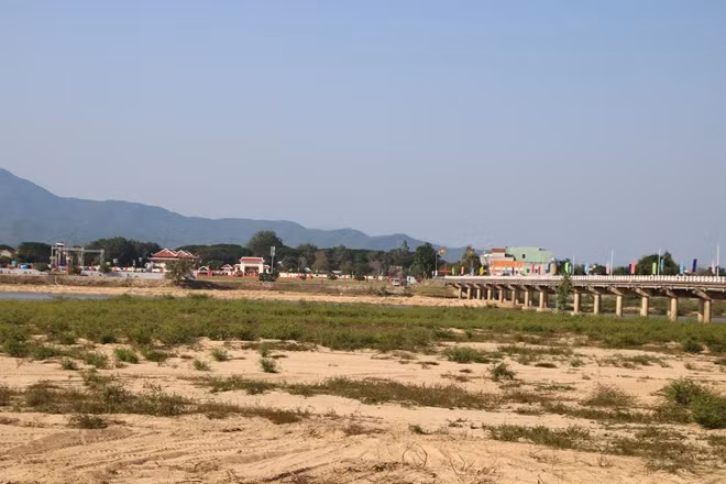 Tại bến Trường Trầu có cây cầu kiên cố bắc qua sông Côn, còn phía sau bến là Bảo tàng Quang Trung.