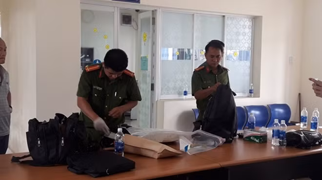 Cơ quan Công an khám nghiệm hiện trường vụ án.