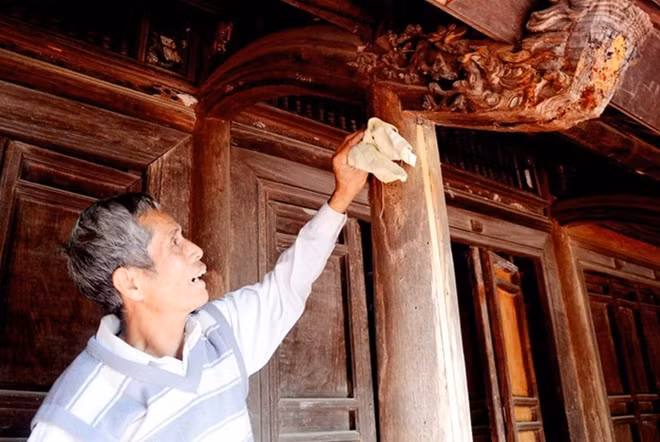 Ông Nguyễn Hữu Chất - làng Hương Ngải - yêu mến từng chi tiết trong ngôi nhà cổ của mình.