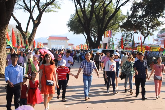 Hàng ngàn người dân và du khách trẩy hội mừng chiến thắng Ngọc Hồi - Đống Đa tại Bảo tàng Quang Trung.