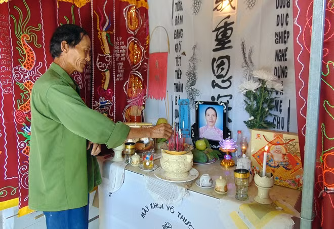 Ông Lê Triều thắp nén nhang tưởng nhớ người vợ vừa qua đời vì bệnh ung thư đại tràng.