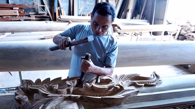 Ông Nguyễn Chí Điền cần mẫn đục các họa tiết.