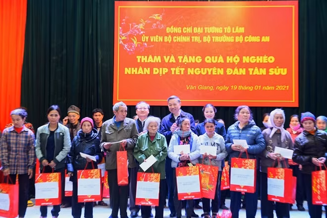 Bộ trưởng Tô Lâm, đồng chí Đỗ Tiến Sỹ, đồng chí Trương Thị Ngọc Ánh tặng quà Tết cho các hộ nghèo của tỉnh Hưng Yên.