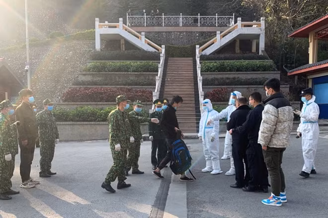 Bộ đội Biên phòng Lạng Sơn trao trả công dân Trung Quốc nhập cảnh trái phép vào Việt Nam cho cơ quan chức năng nước bạn.