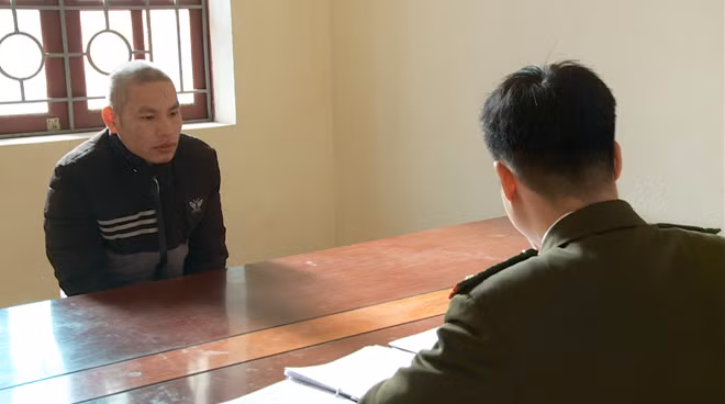 Đối tượng Nông Văn Thanh khai nhận với điều tra viên tại Trại tạm giam Công an tỉnh Lạng Sơn.