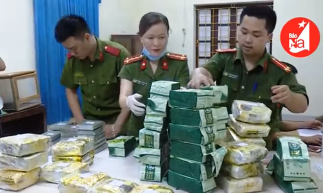 Lực lượng chức năng mở niêm phong tang vật ma túy, lấy mẫu giám định.