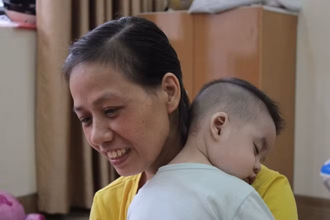 Chị Yên có thể tự pha sữa cho con ăn.